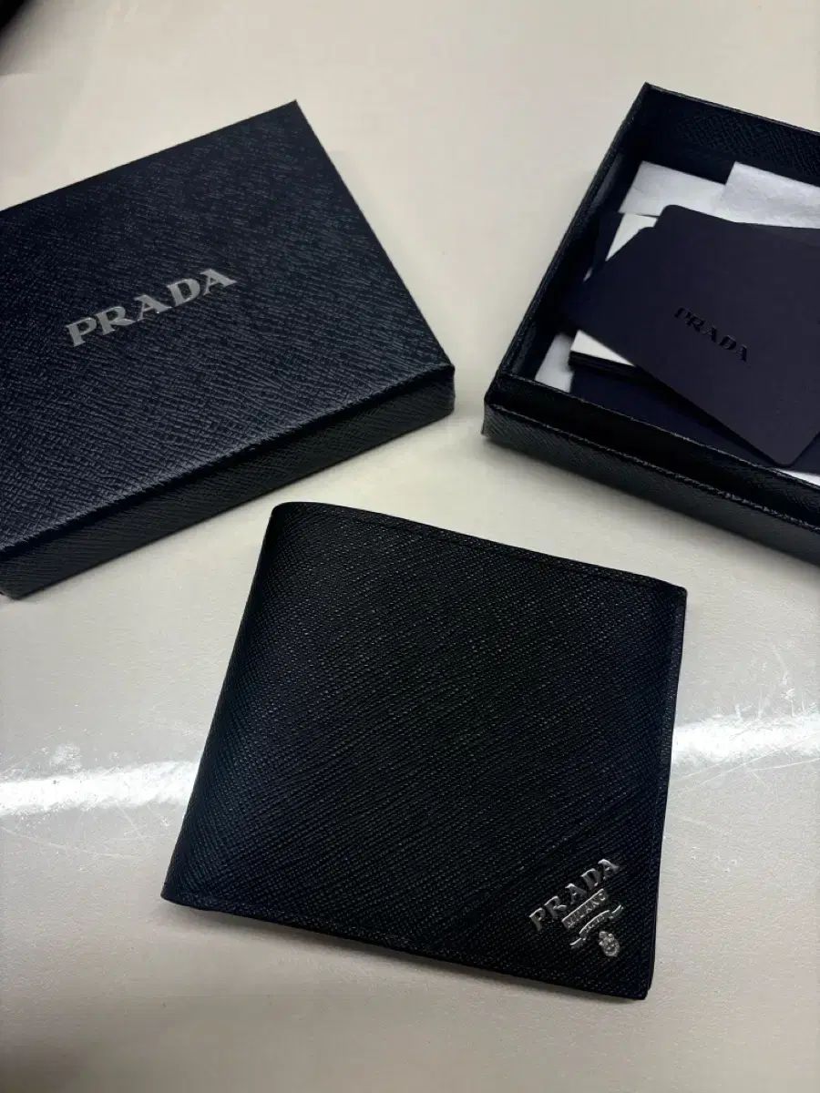 シルバー トライアングル PRADA プラダ 二つ折り財布