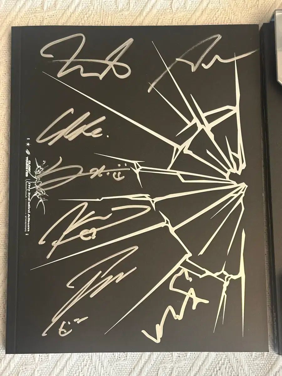 Close your eyes サイン入り앨점 - メルカリ