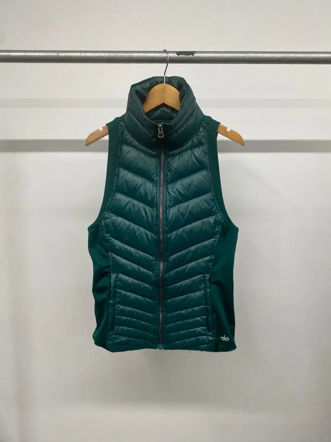 レディース aloヨガ altitude ベスト パファー 軽量ダウン ベスト