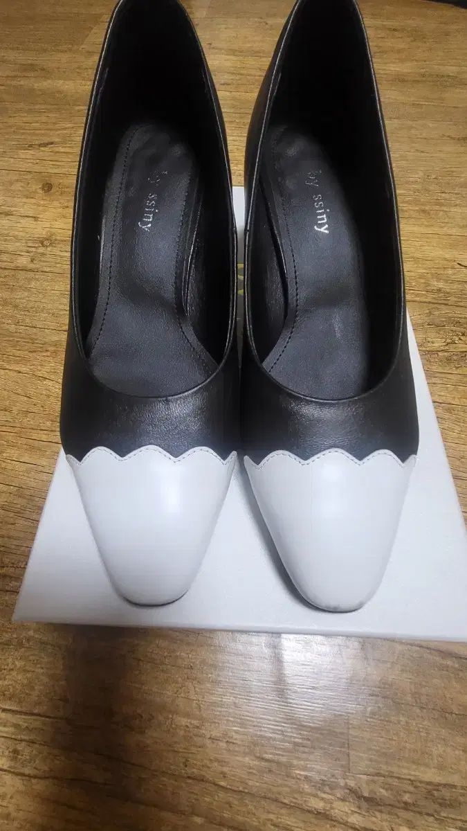 バイシーニ なみなみ柄 シューズ 245