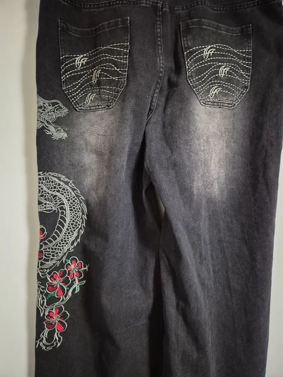 龍 刺繍 ヒップホップ パンツ LOVE YOURSELF 承 'Her' 太もも 41 そう丈 114