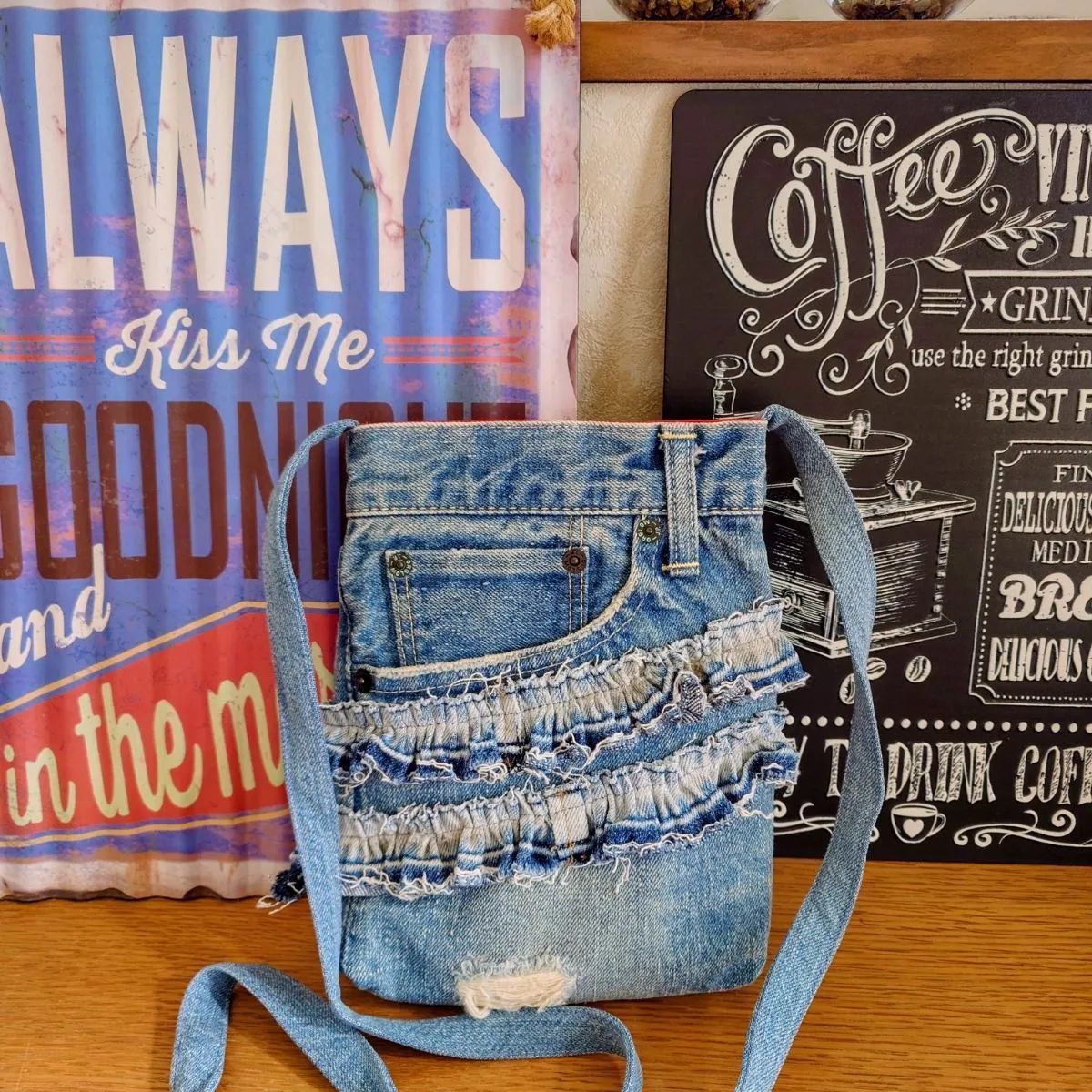 14☆USEDダメージデニムリメイク☆フリルショルダーバッグ☆サコッシュ