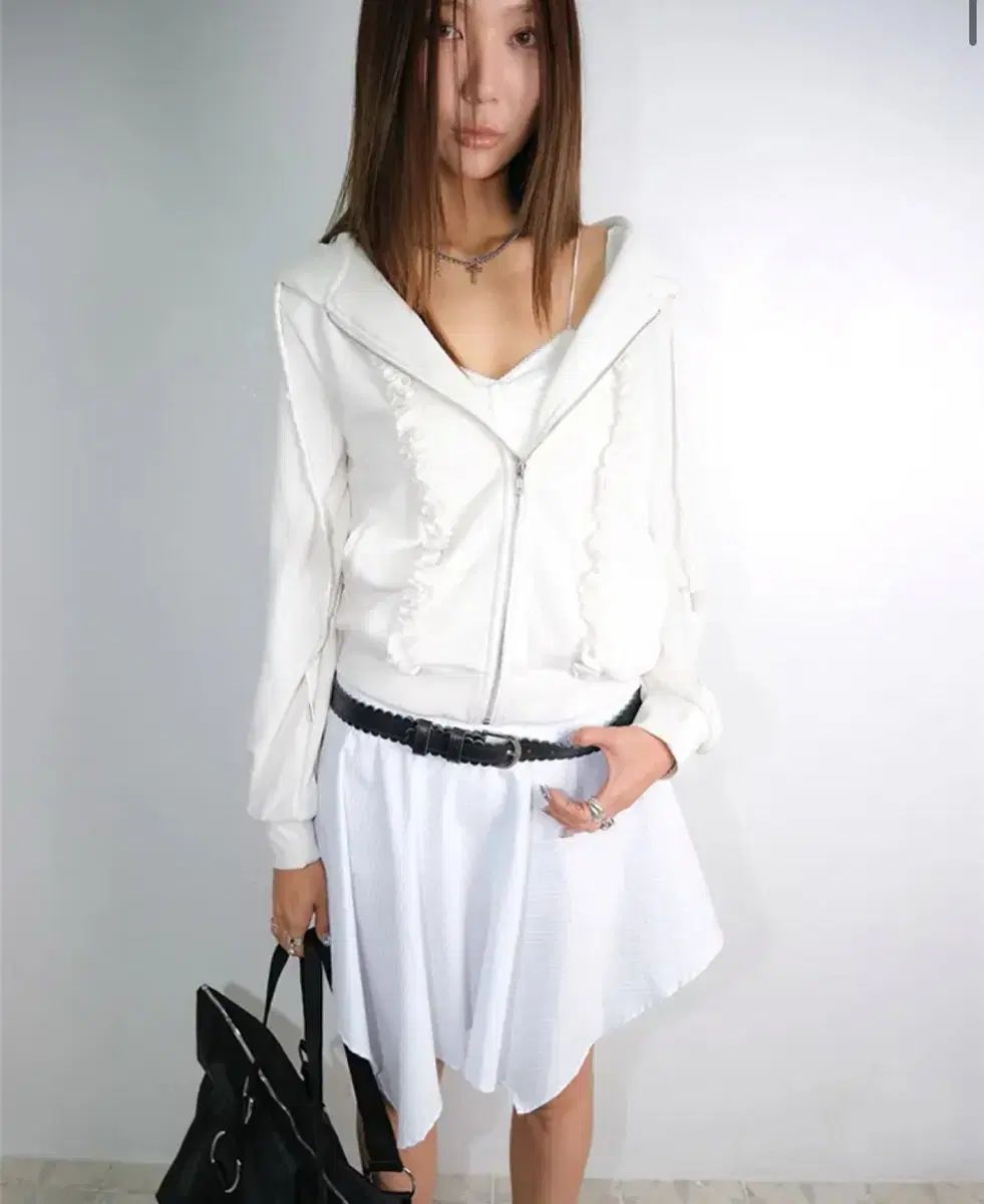 ルーズスリップオーバー フリル ロゴ フード ジップアップ アイボリー