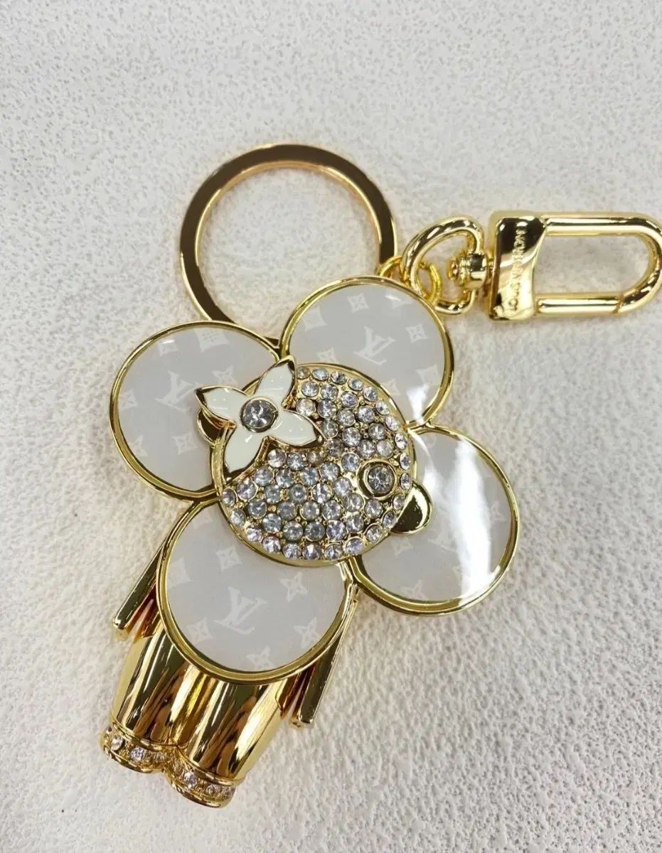 ビビエン キーホルダー ホワイトゴールド バッグチャーム