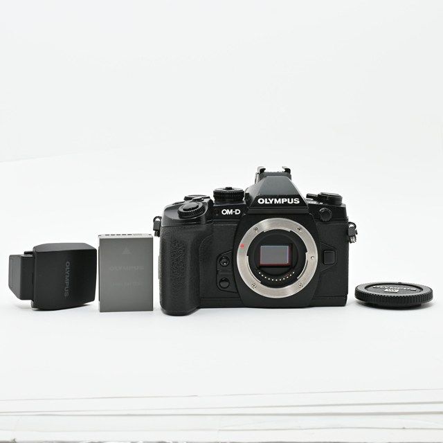 並品 OLYMPUS OM D E M 1 ボディ ブラック シャッター数5 傷 塗装剥がれ多め FL LM 2フラッシュ付 動作良好の ミラーレス