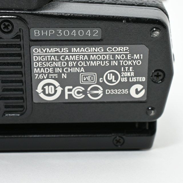  並品 OLYMPUS OM D E M 1 ボディ ブラック シャッター数5 傷 塗装剥がれ多め FL LM 2フラッシュ付 動作良好の ミラーレス ミラーレス一眼 デジタルカメラ