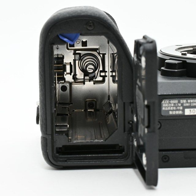並品 SONY α6600 ILCE 6600 ボディ シャッター数56 マウント部スレ多め 上部塗装剥がれ 小打痕あり ファインダー 小ゴミ混入