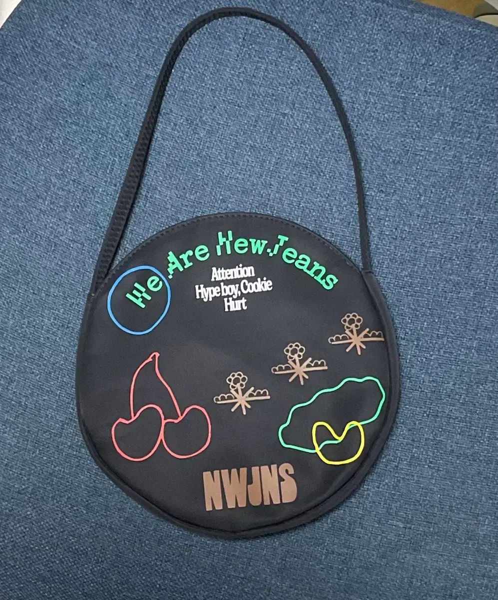 NewJeans（ニュージーンズ・ニュジ） Bag (ブラックバージョン) 限定盤