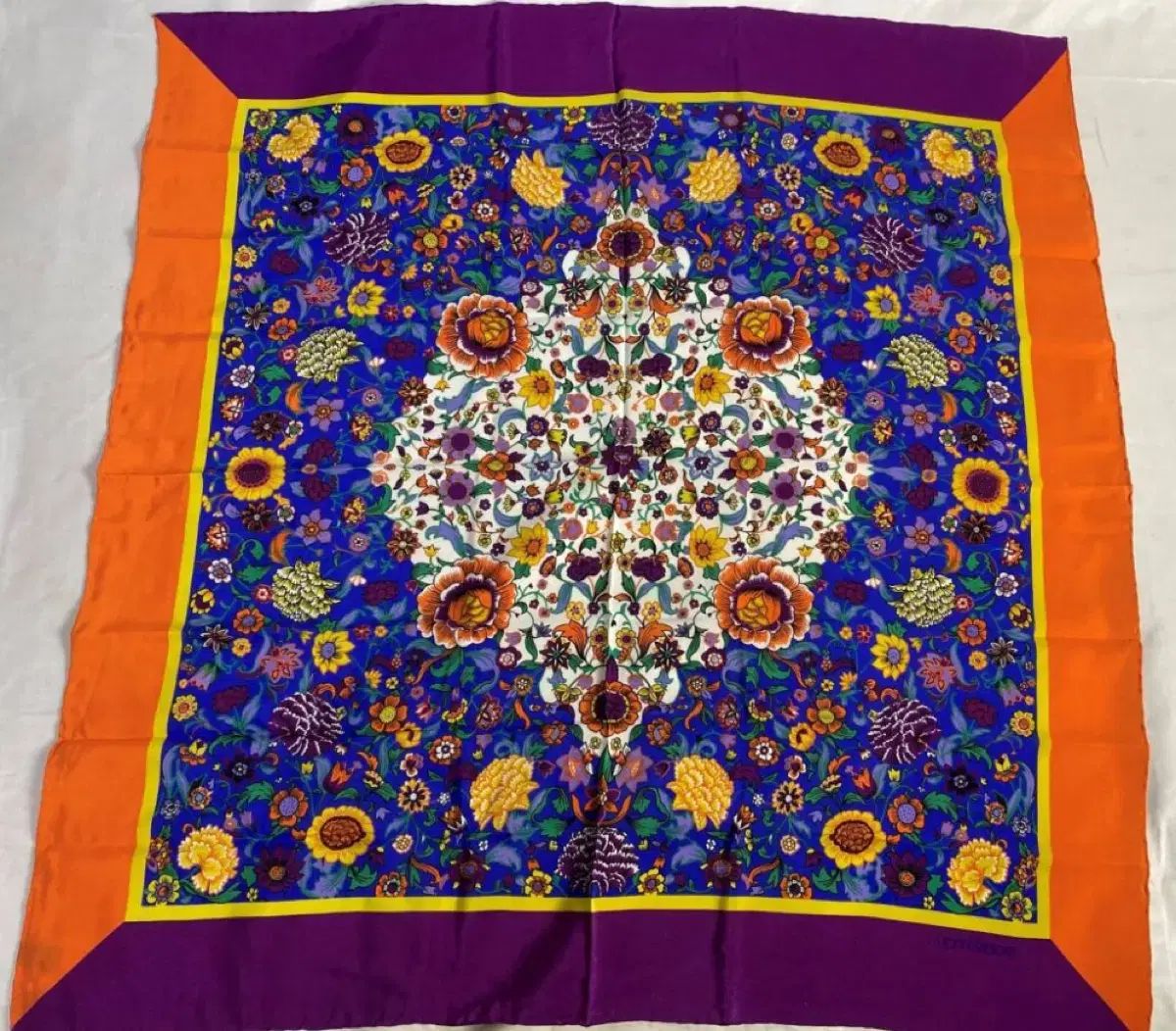 ヴェルサーチェ シルク スカーフ 未使用 商品 - メルカリ