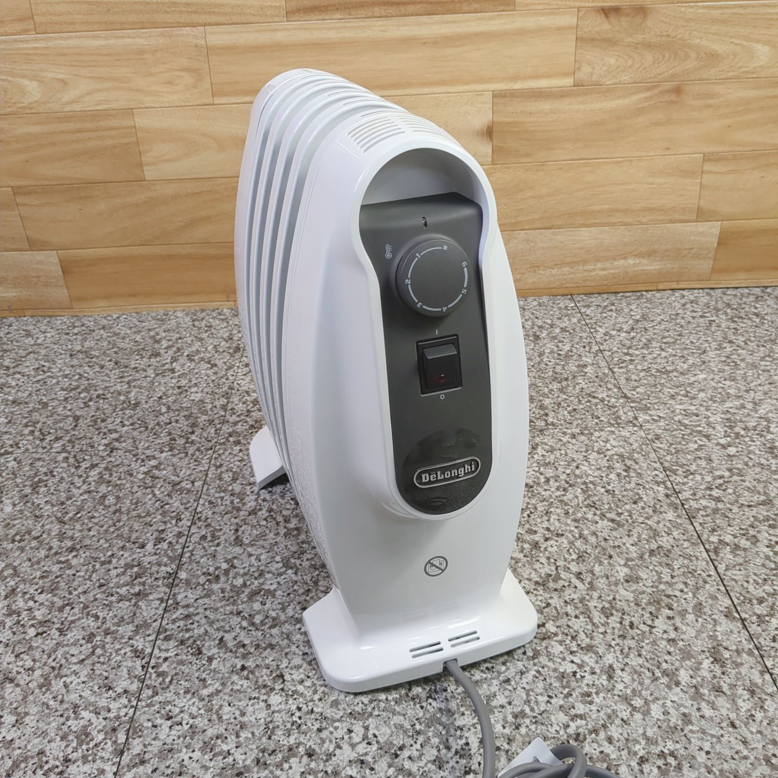 DeLonghi デロンギ NUM 0505 オイルヒーター ホワイト 暖房