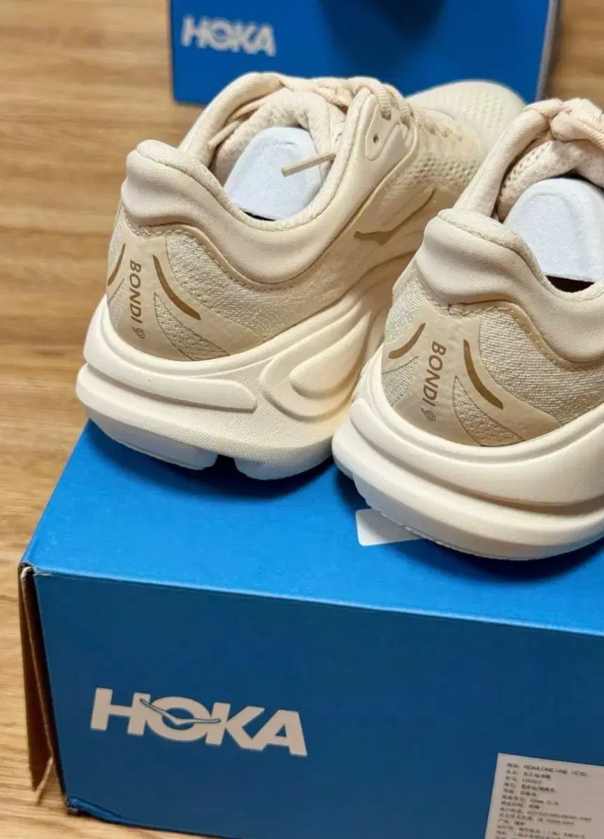 ホカ ランニングシューズ ベージュ