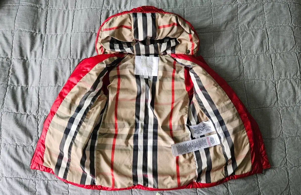 バーバリー キッズ 赤 ダウン 2 Y 24 m