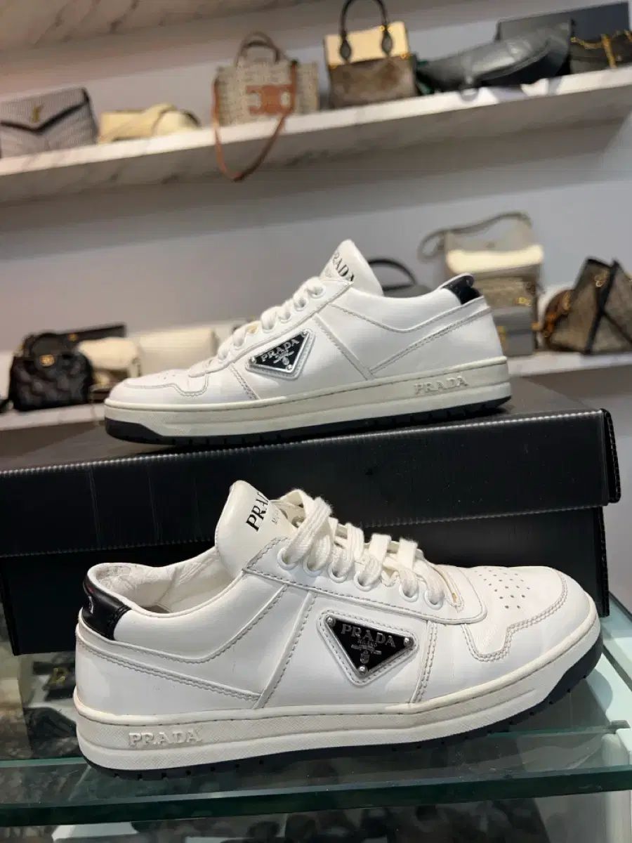 36) PRADA プラダ ダウンタウン 三角ロゴ スニーカー 白 レディース