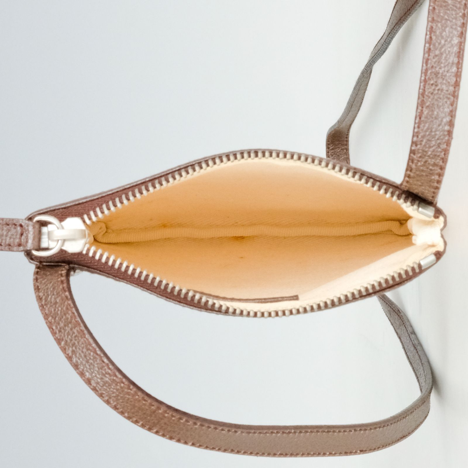 極美品】BVLGARI ブルガリ ロゴマニア ミニショルダー サコッシュ 斜め