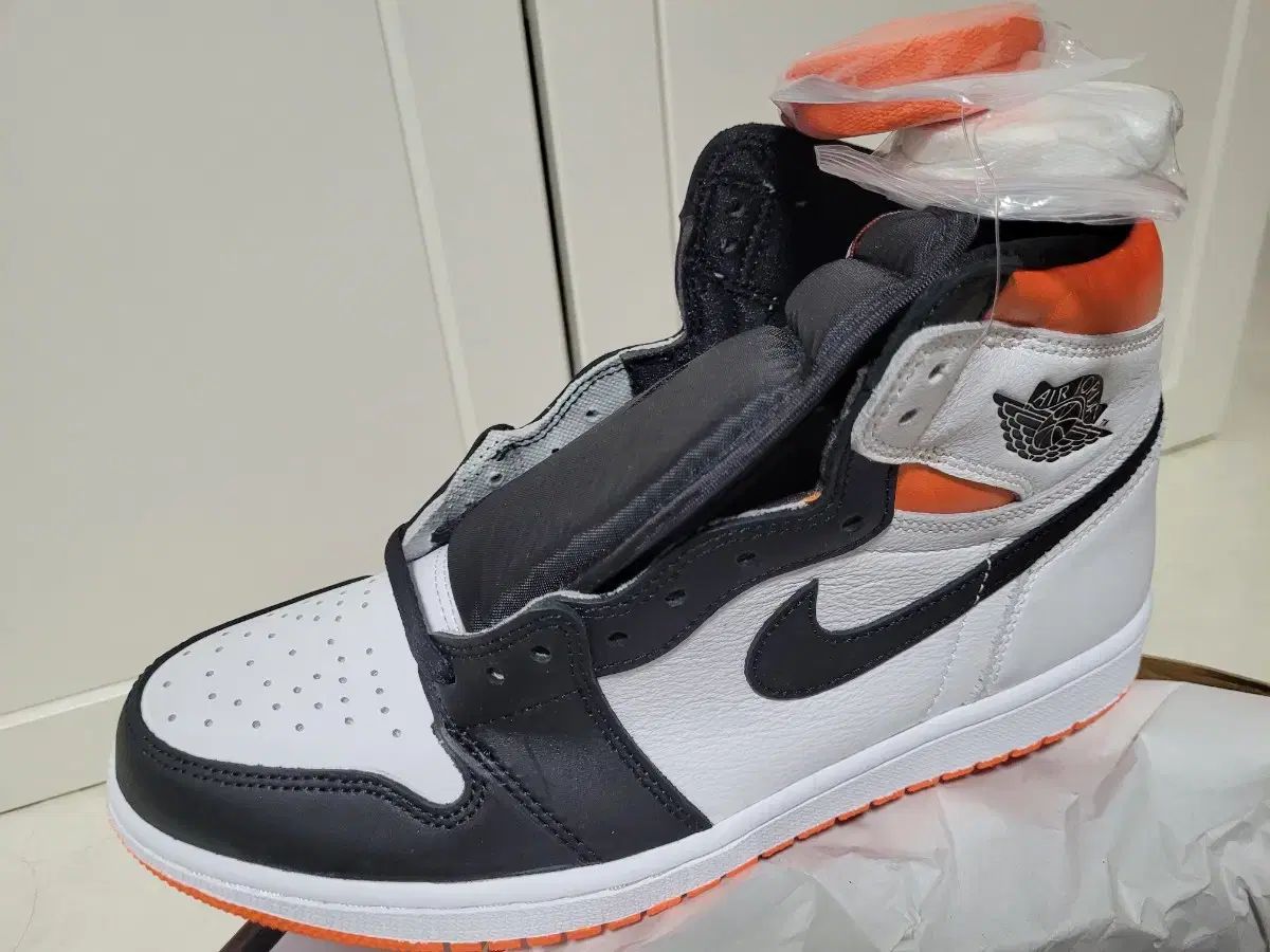 新品) NIKE ジョーダン1 レトロ ハイ OG エレクトロ オレンジ 275