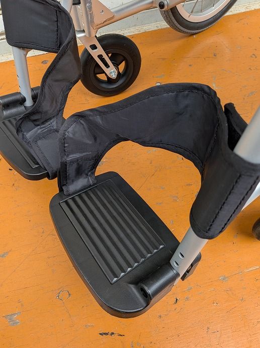 一部地域を除く ふわりす プラス 介助用車椅子 エアタイヤ KFP 16-40 SB km-25-1203-01