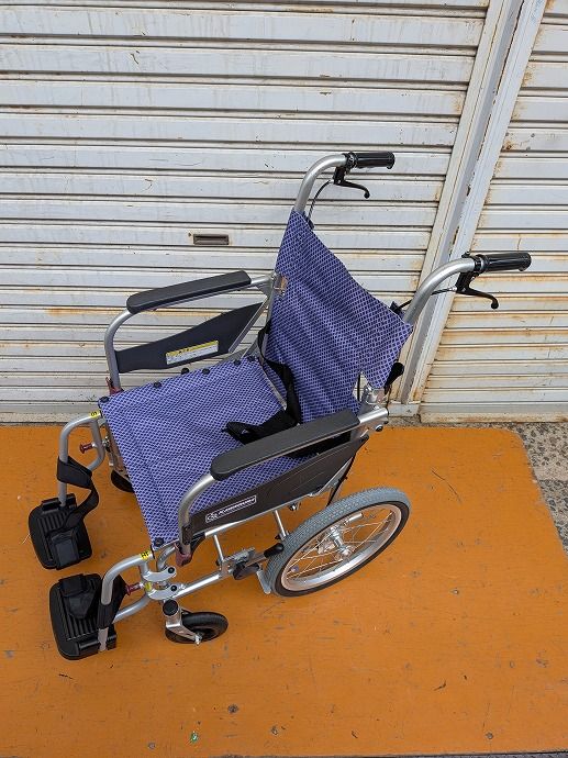 一部地域を除く ふわりす プラス 介助用車椅子 エアタイヤ KFP 16-40 SB km-25-1203-01