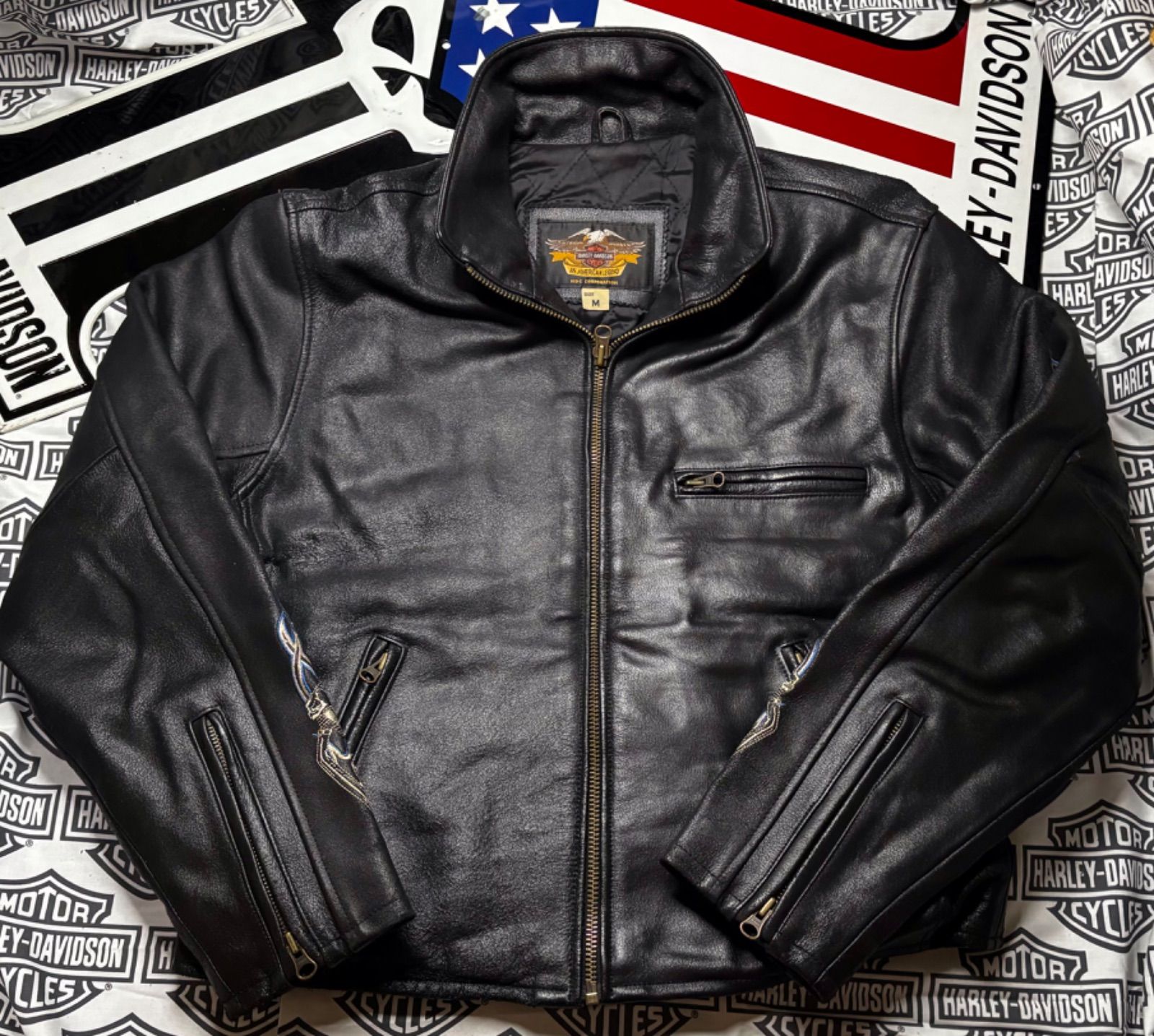 ハーレーダビッドソン Custom 青糸 金糸 ファイヤー-ナックルヘッド エンジン デザイン 背面-袖 刺繍ロゴ な本革製ジャケット ライダースジャケット モデル スウェット シングルライダース 