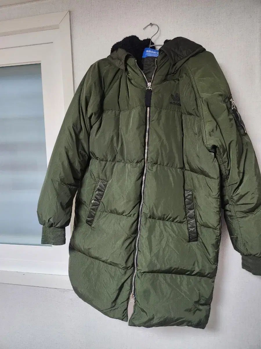 アディダス ロング丈ダウンジャケット カーキ色 フード ダウン