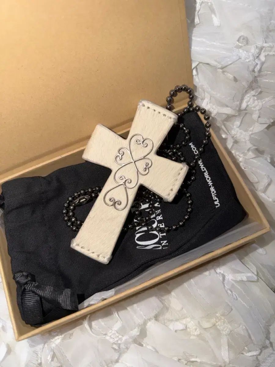 SCULPTOR スカルプター cross hair on strap wallet 白