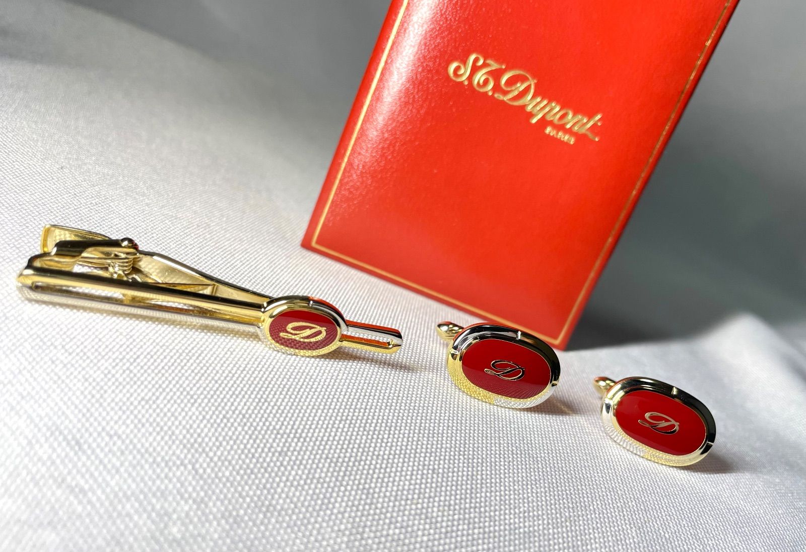 S.T. Dupont ネクタイピン カフスボタンセット 美品 S.T.Dupont デュポン Dロゴ レッドストーン装飾 ゴールド