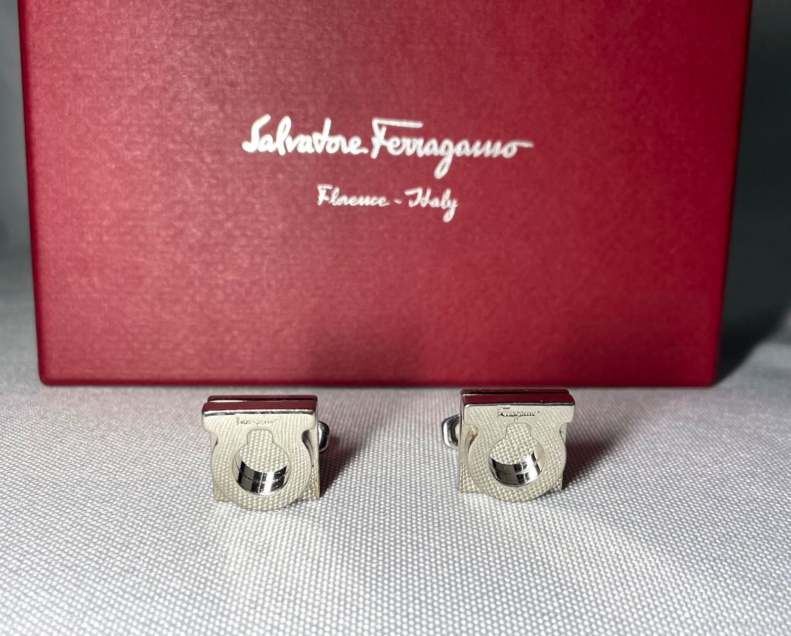 Salvatore Ferragamo サルヴァトーレフェラガモ 立体ガンチーニロゴ カフス シルバー カフリンクス ボタン 箱あり