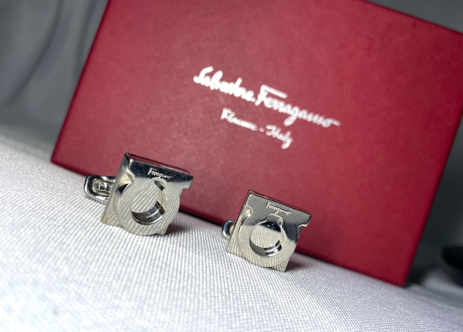 Salvatore Ferragamo サルヴァトーレフェラガモ 立体ガンチーニロゴ
