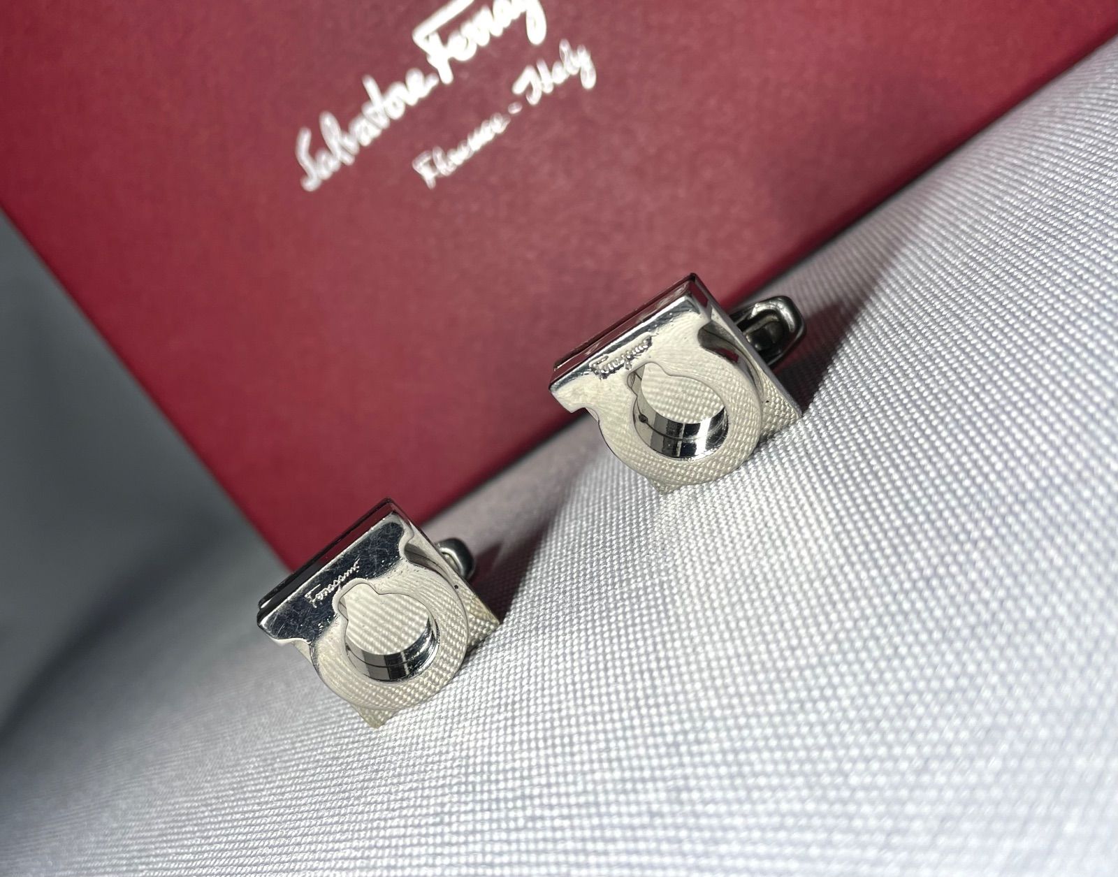 Salvatore Ferragamo サルヴァトーレフェラガモ 立体ガンチーニロゴ