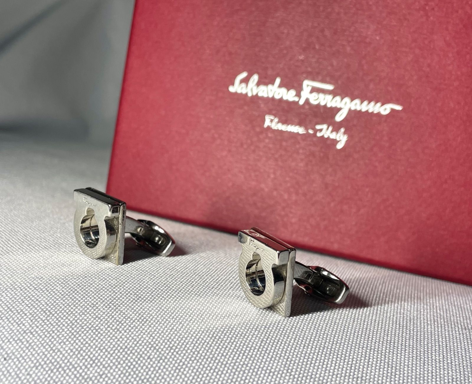 Salvatore Ferragamo サルヴァトーレフェラガモ 立体ガンチーニロゴ