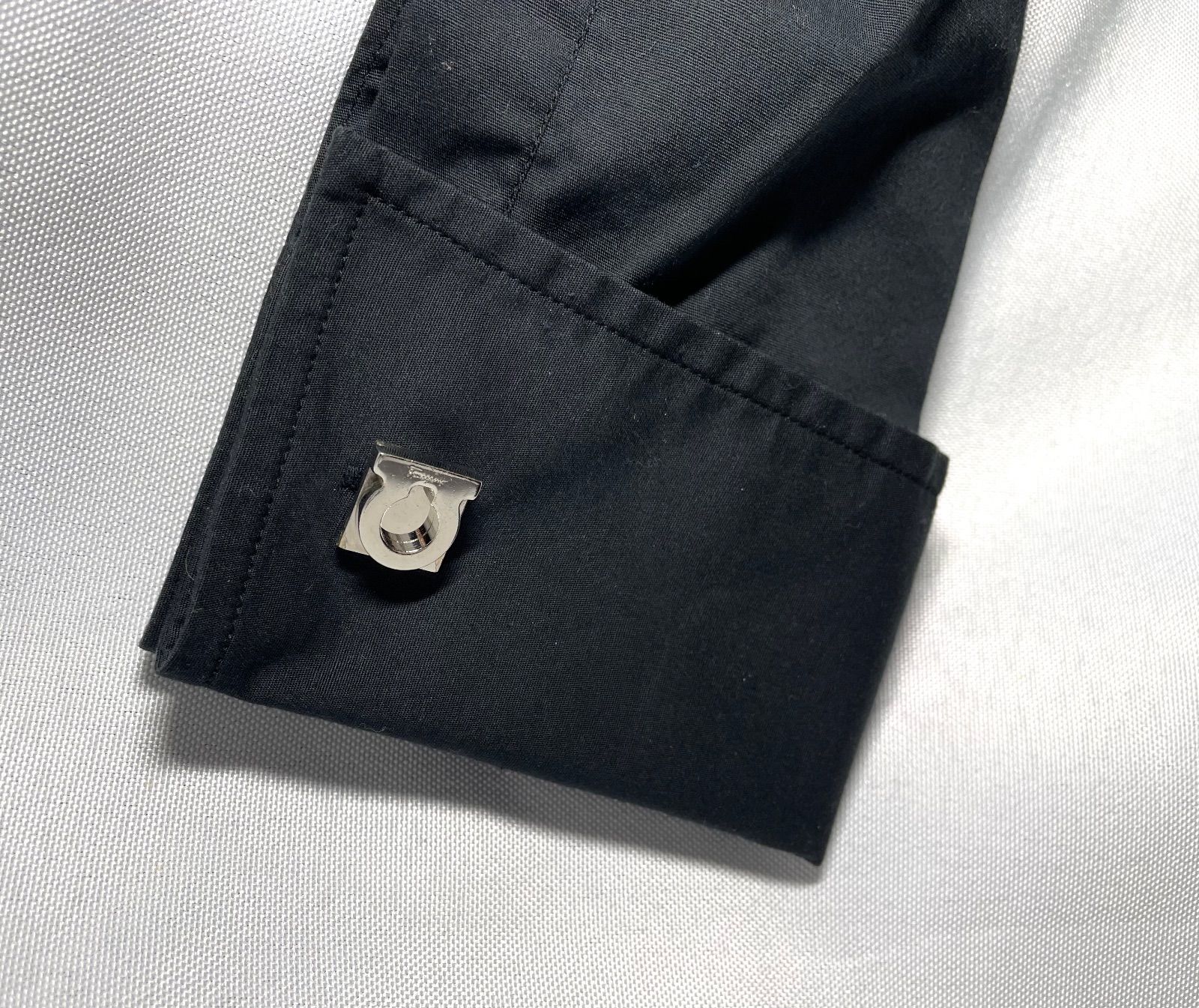 Salvatore Ferragamo サルヴァトーレフェラガモ 立体ガンチーニロゴ