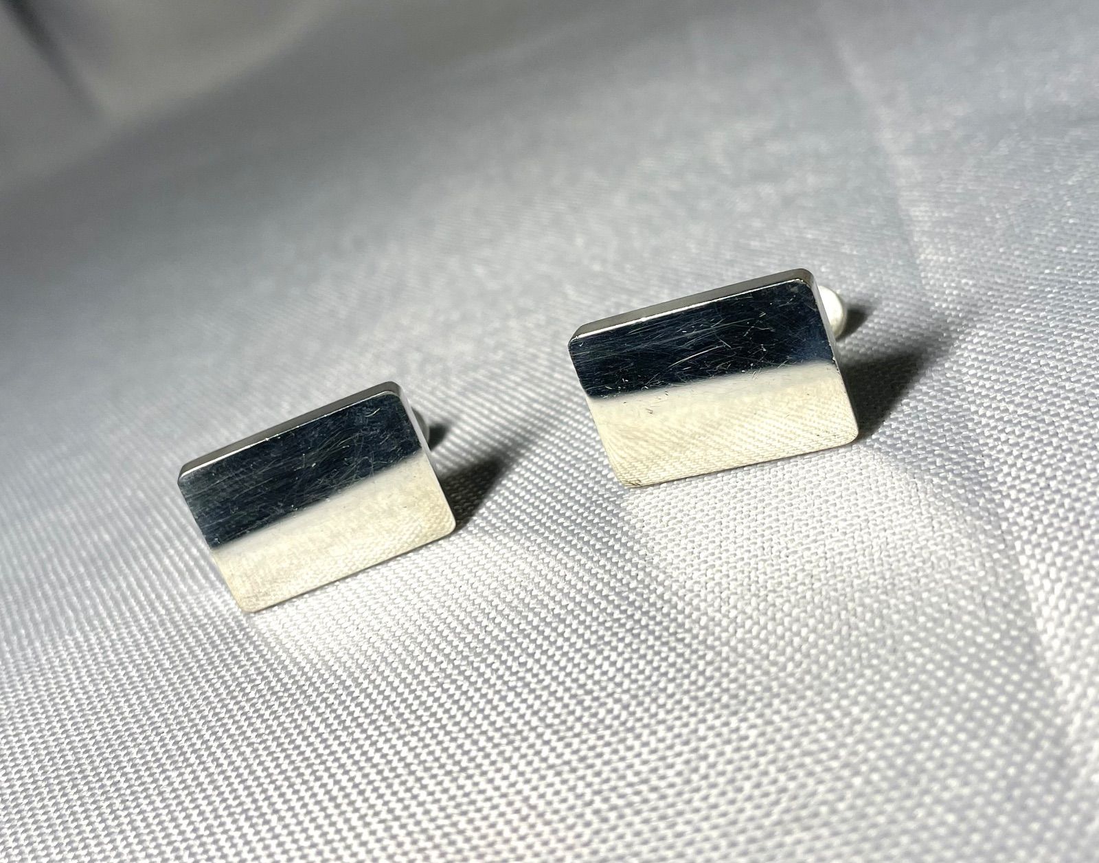 バーバリーのメンズカフスボタン（スターリングシルバー）｜良デザイン