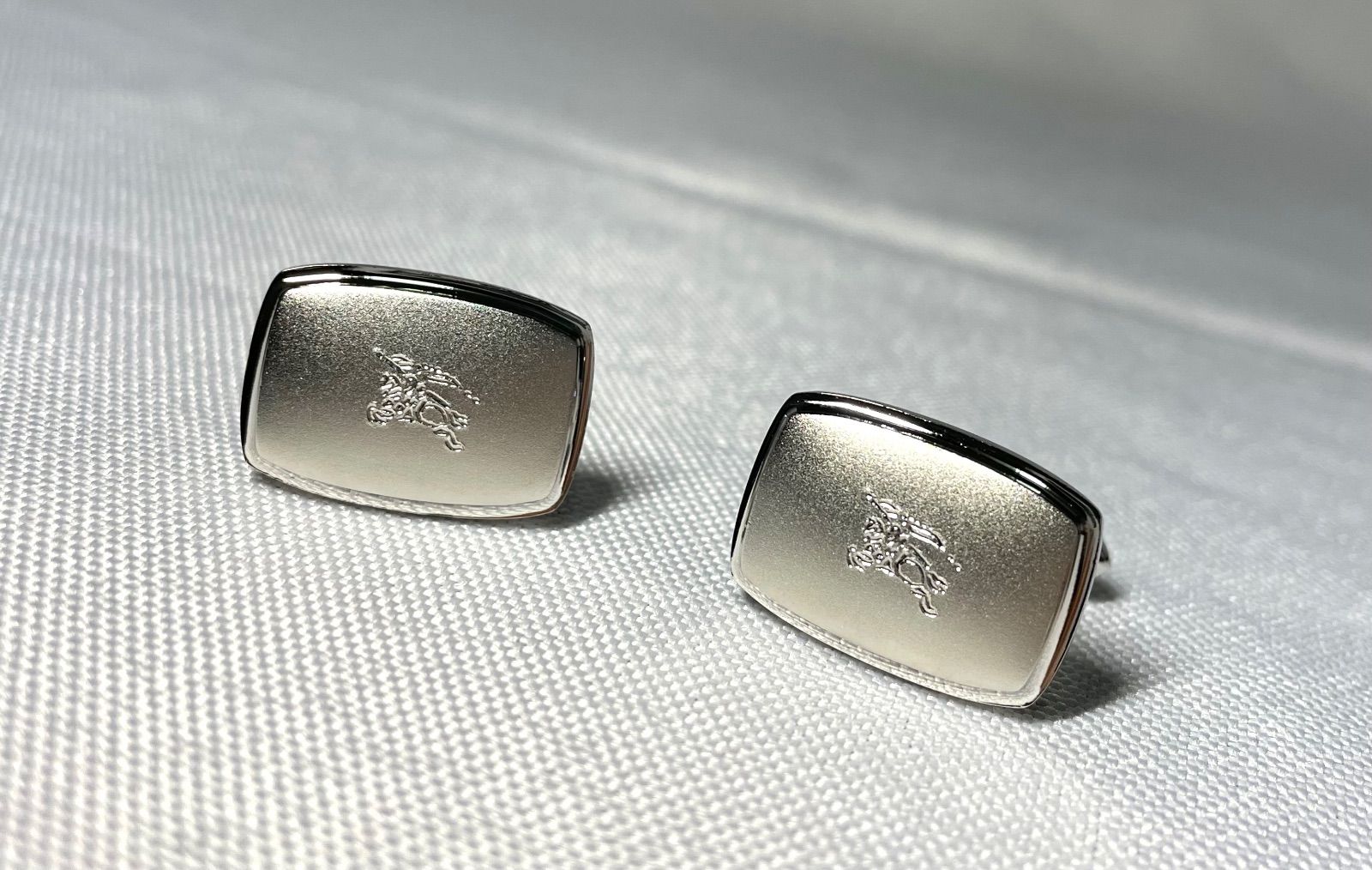 Burberry バーバリー ホースナイトロゴ 騎士デザイン 艶消し＆鏡面シルバー カフス カフリンクス ボタン メンズ