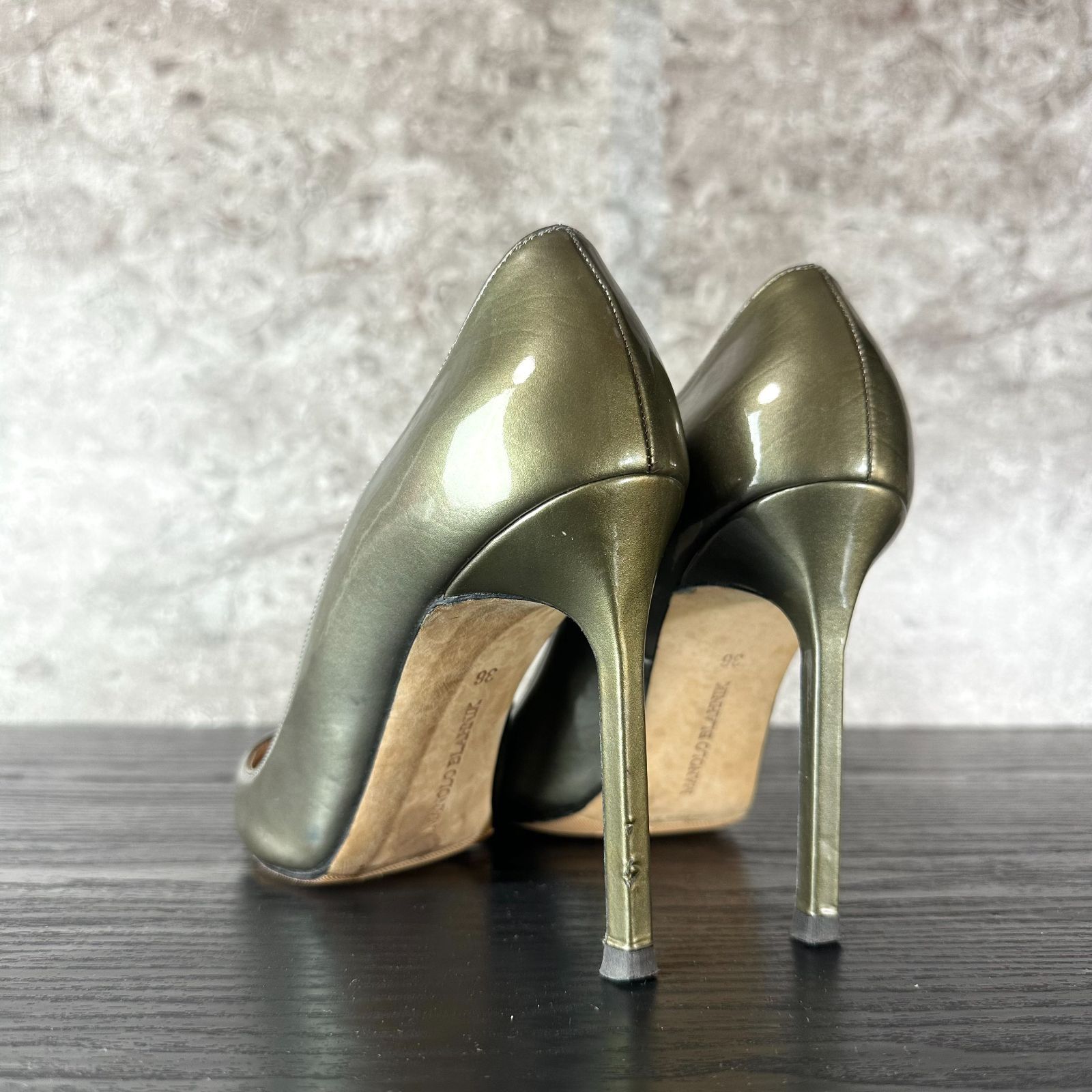 Manolo Blahnik マノロブラニク ポインテッドトゥ スウェードパンプス 