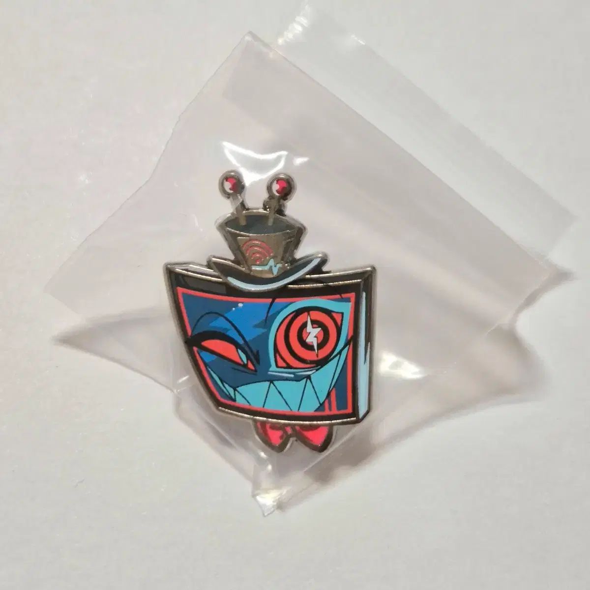 ヘズビンホテル ヴォックス 黒 金属バッジ メタルバッジ ピンバッジ