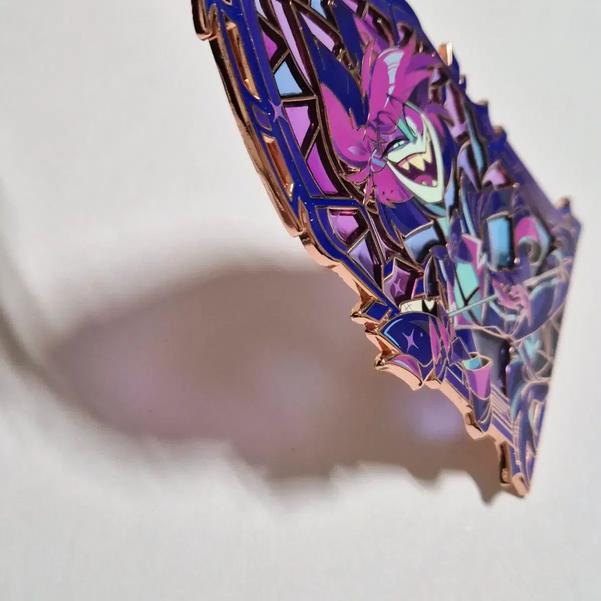 ハズビンホテル アラスター メタルバッジ ピンバッジ - メルカリ ハズビンホテル アラスター メタルバッジ ピンバッジ - メルカリ