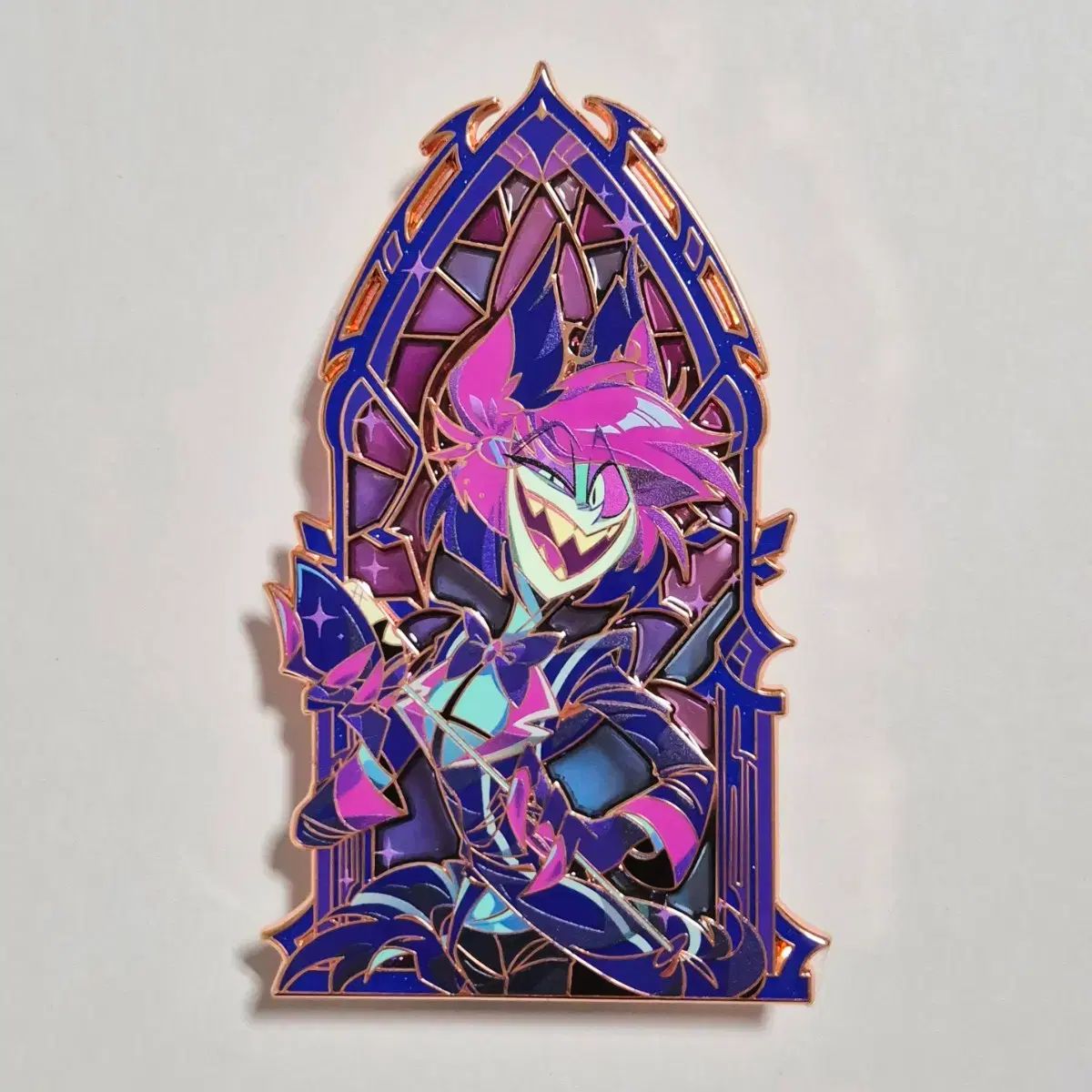 ハズビンホテル アラスター メタルバッジ ピンバッジ - メルカリ