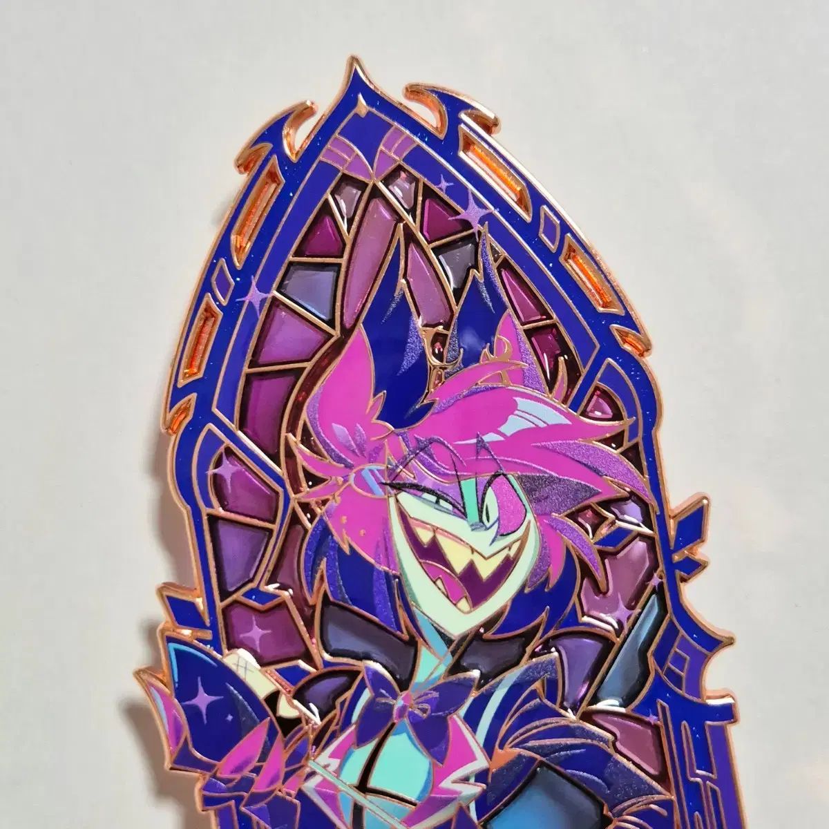 ハズビンホテル アラスター メタルバッジ ピンバッジ