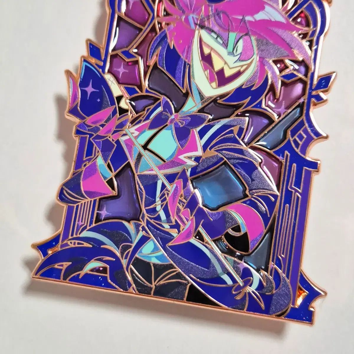 ハズビンホテル アラスター メタルバッジ ピンバッジ - メルカリ