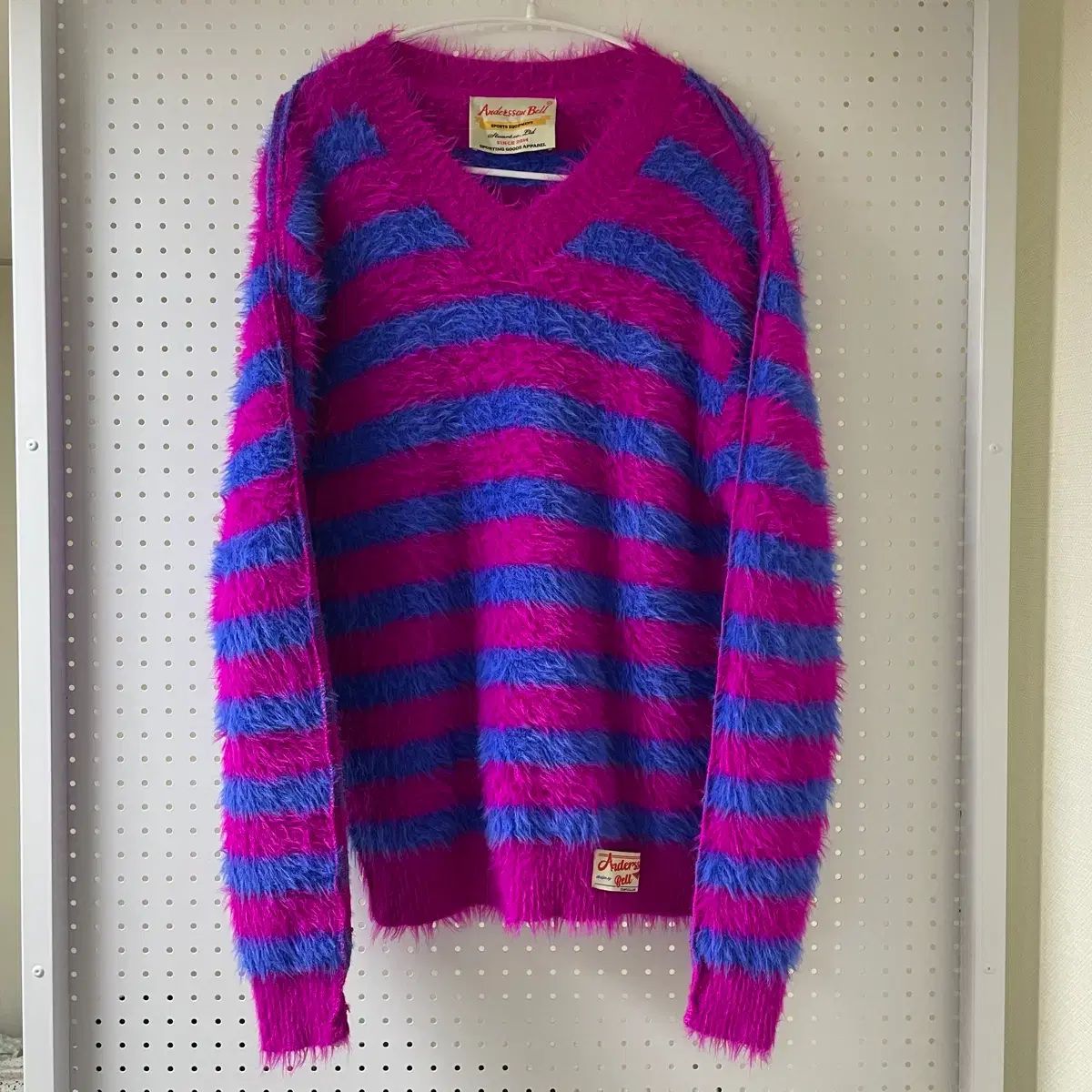 XS アンダースンベル ストライプ ヘアリー モヘア Vネック ニット ピンク