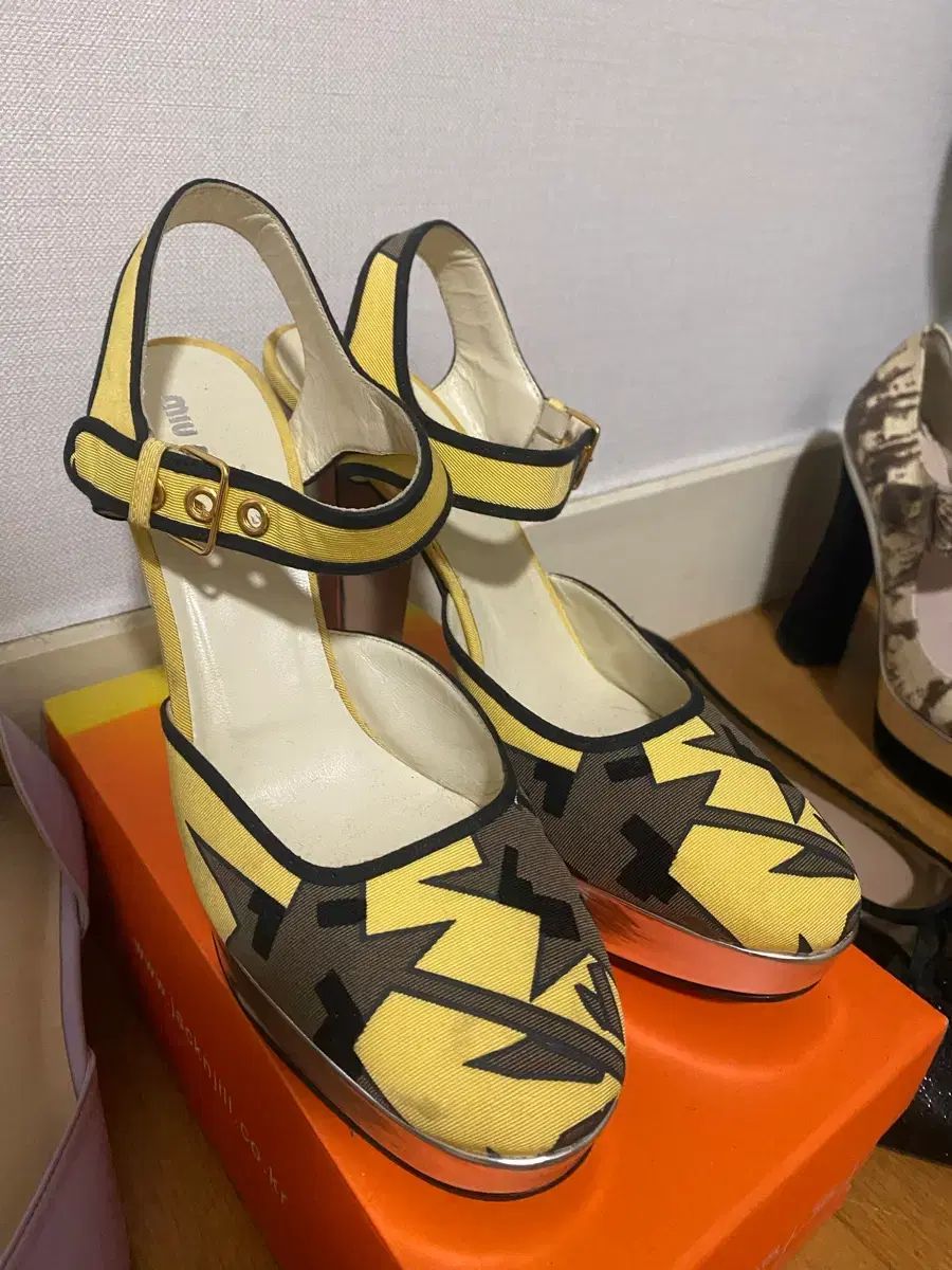 【着用2回】FOXEY シルクカシミヤ♡コンパクトカーディガン　シェルボタン38 着用2回】FOXEY シルクカシミヤ♡コンパクトカーディガン シェルボタン