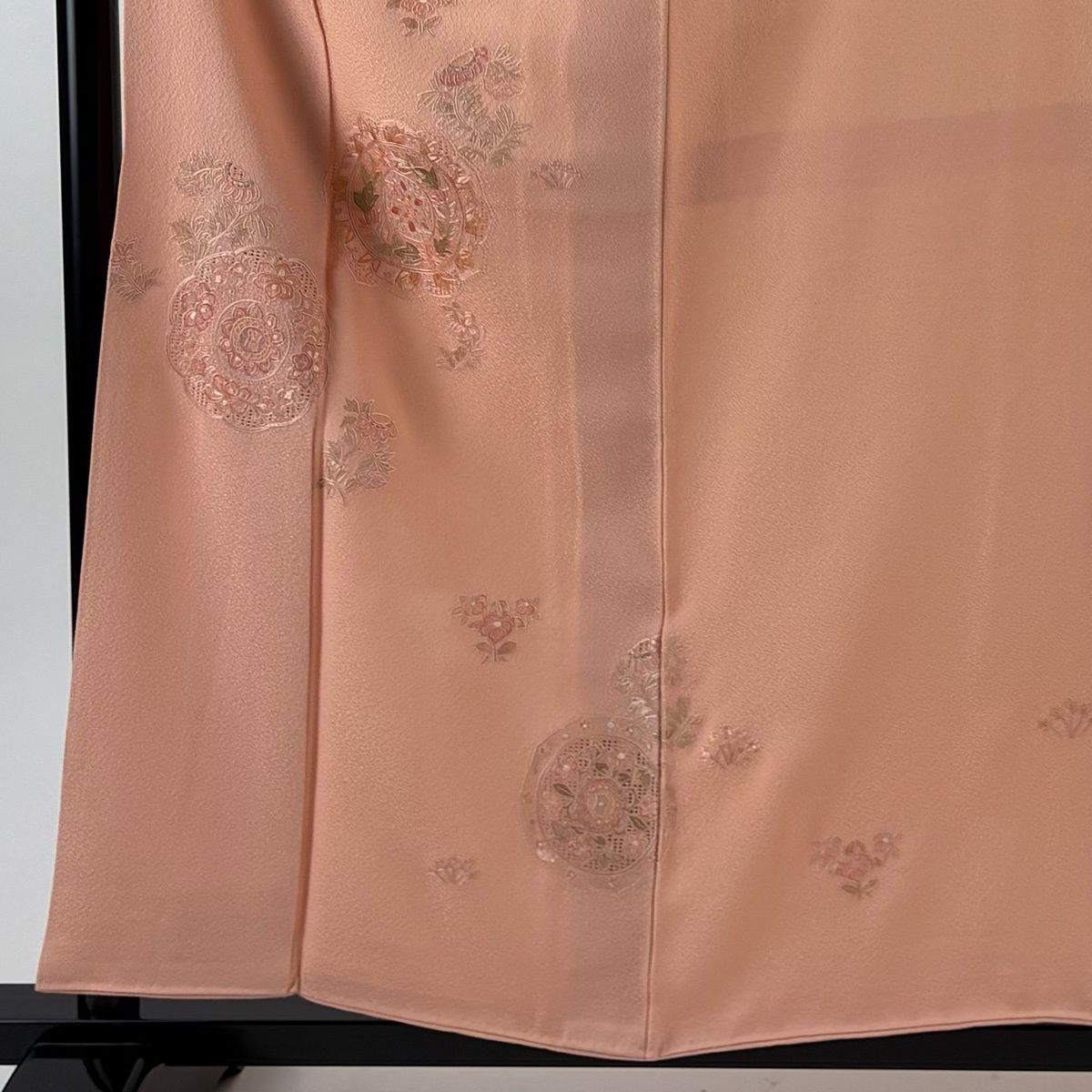 色留袖 身丈157 cm 裄丈65.5 M 袷 鏡裏文 草花 蘇州刺繍 サーモンピンク 正絹 秀品 一つ紋