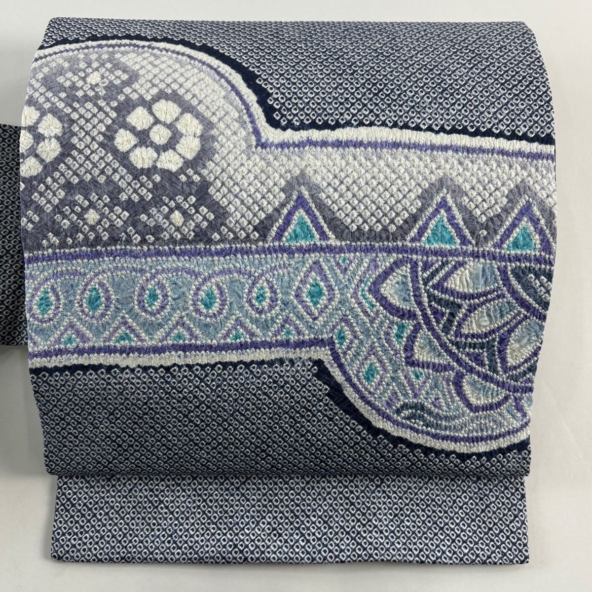 名古屋帯　幾何学模様　ネイビー　シルバー　お洒落　着物　053a d 美品】 名古屋帯 逸品 幾何学模様 絞り 紺色 正絹 【中古】 - メルカリ