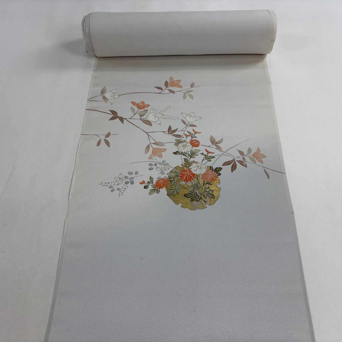 反物 付下げ 落款 枝花 雪輪 金彩 灰白 正絹