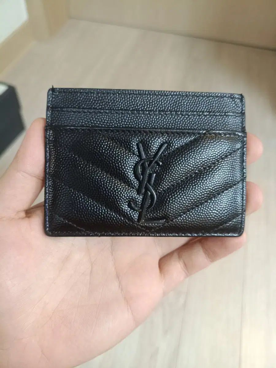 イヴ サンローラン マトラッセ カードウォレット 黒
