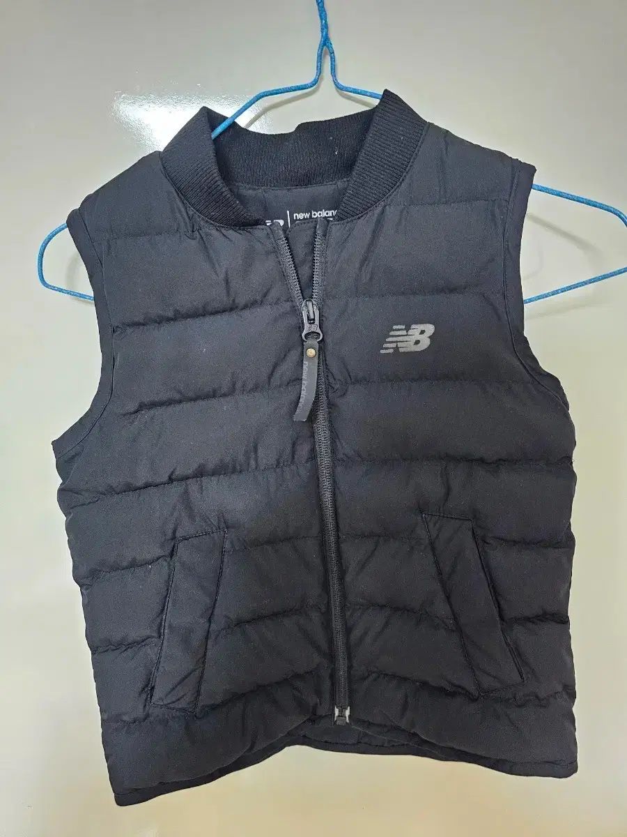 ニューバランス ブラック ダウン ベスト 100 キッズ - メルカリ