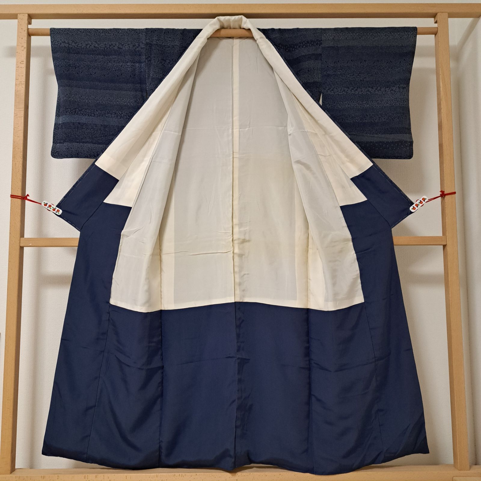 新品　美品　袷　正絹　江戸小紋　寄せ小紋　フルセット　紺鼠色　ややゆったり 江戸小紋】裄65 身丈154 袖48.5 正絹 袷 濃紺 横段に小紋寄せ柄 や