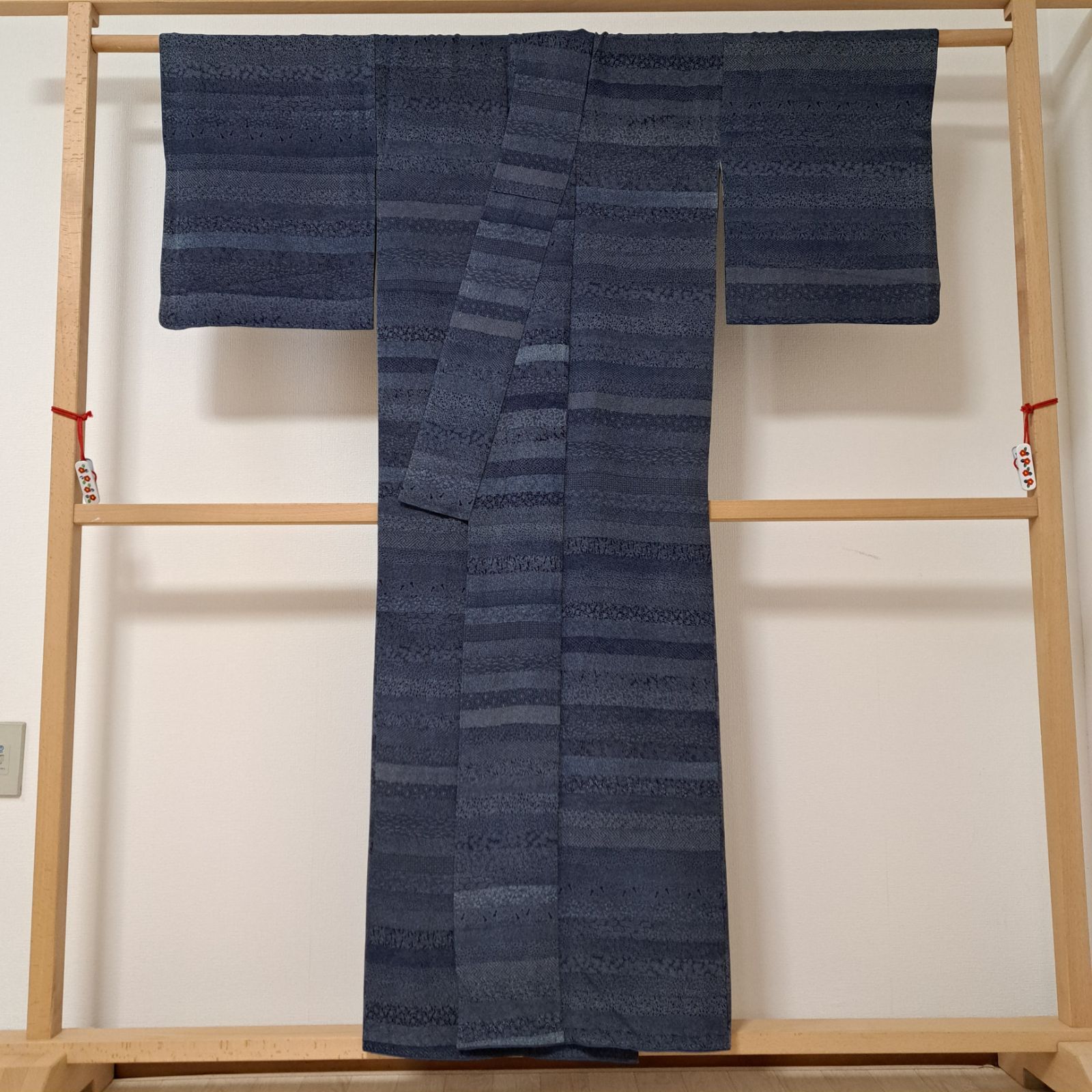 江戸小紋】裄65 身丈154 袖48.5 正絹 袷 濃紺 横段に小紋寄せ柄 や