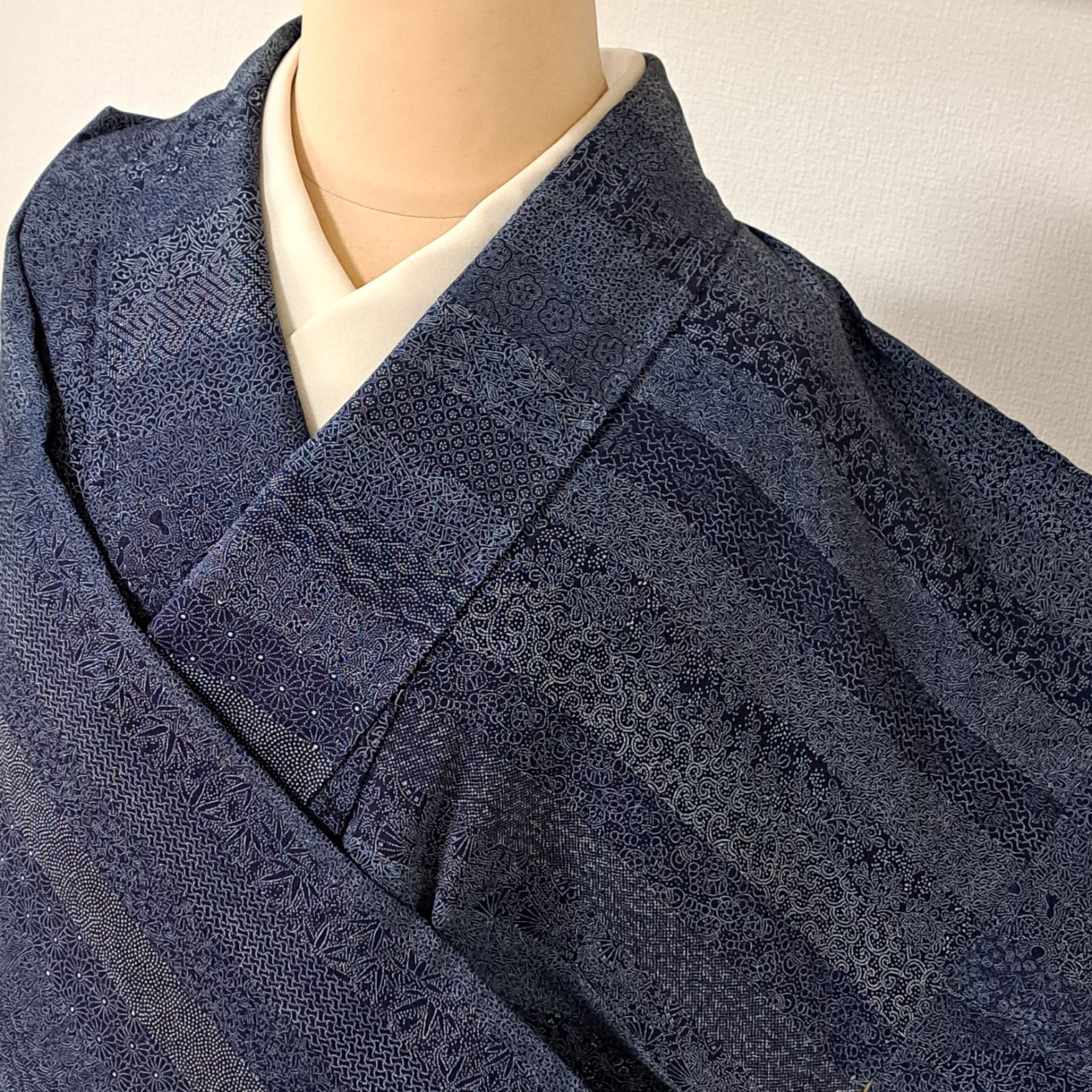 江戸小紋】裄65 身丈154 袖48.5 正絹 袷 濃紺 横段に小紋寄せ柄 や