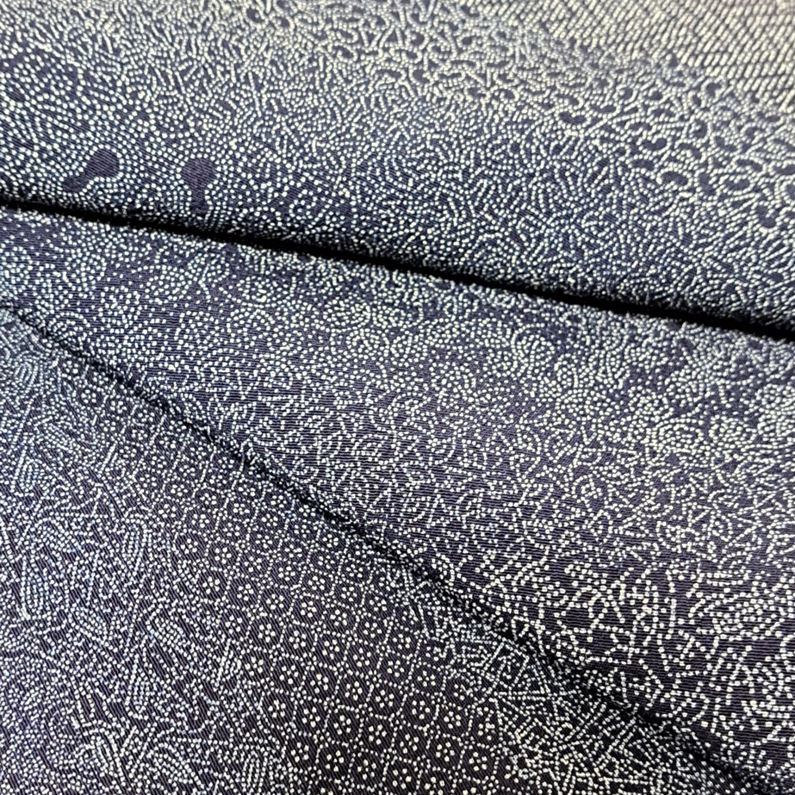 江戸小紋】裄65 身丈154 袖48.5 正絹 袷 濃紺 横段に小紋寄せ柄 や