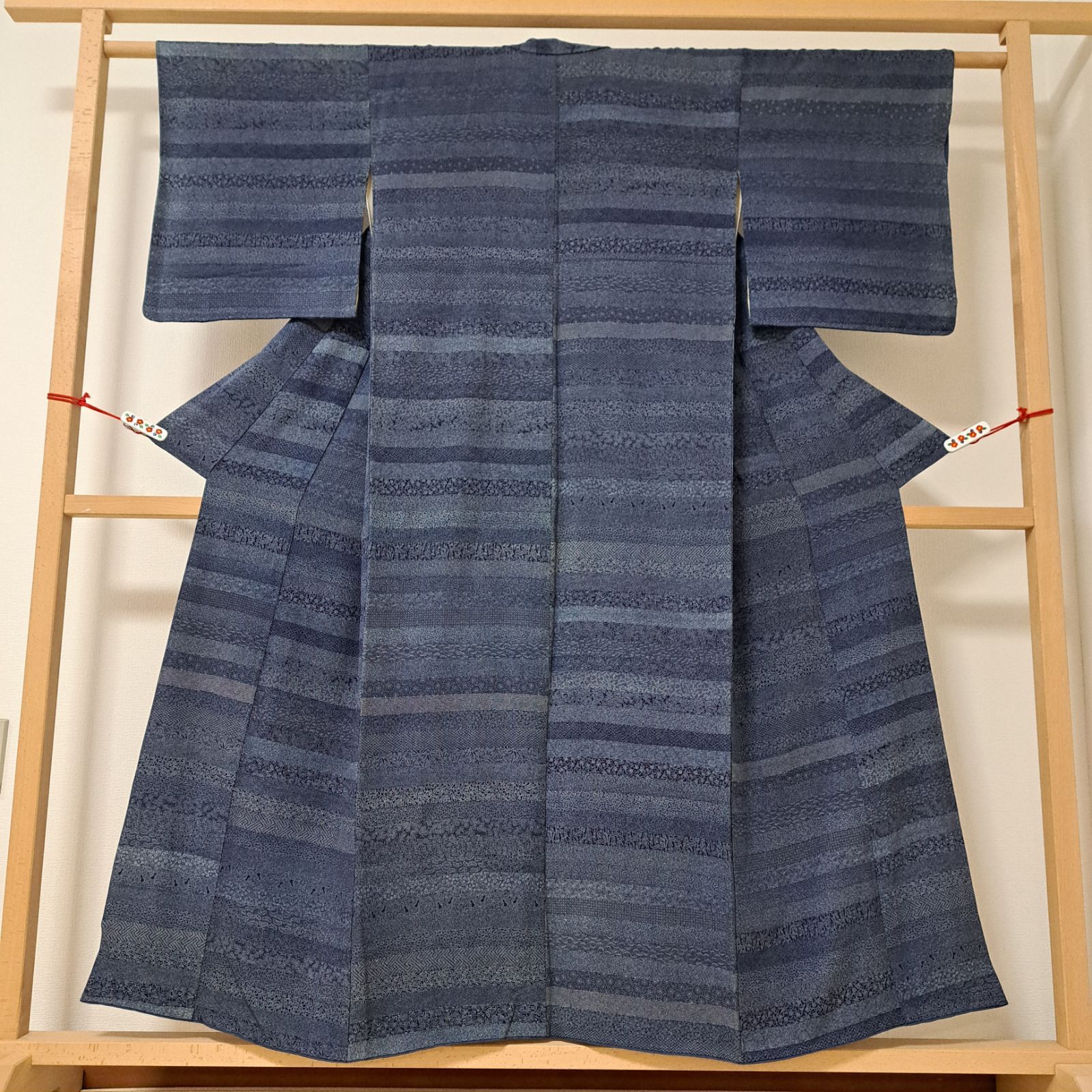 江戸小紋】裄65 身丈154 袖48.5 正絹 袷 濃紺 横段に小紋寄せ柄 や